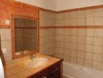 Salle de bain (souflant Noirot, spots plafonnier intégrés, baignoire, extracteur VMC)
889*676 pixels (48946 octets)(i239)
